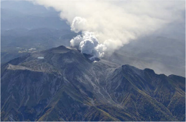 御嶽山噴火　2014年（提供者：アジア航測株式会社）