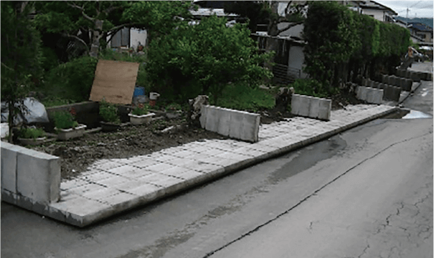 地震で倒壊したブロック塀（熊本県益城町）